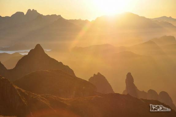 O Dedo de Deus se banha nos raios do sol que acaba de se levantar no Parque Nacional da Serra dos Órgãos, no Rio de Janeiro